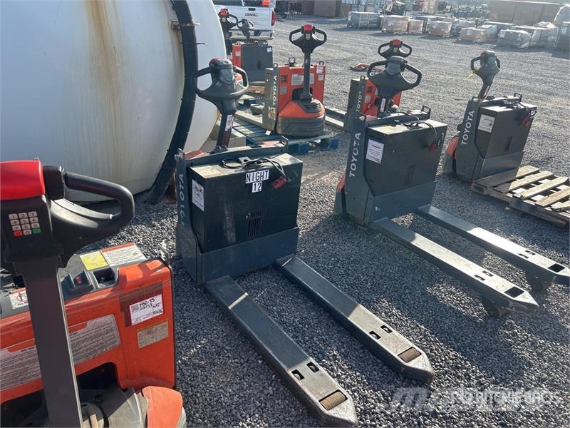 Toyota 8HBW23 Hand pallet truck
