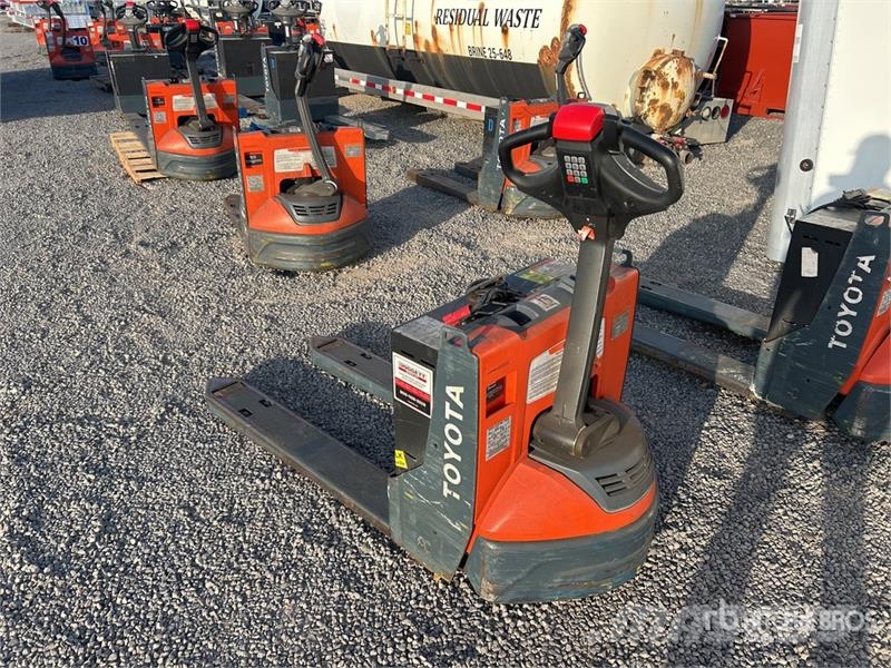 Toyota 8HBW23 Hand pallet truck
