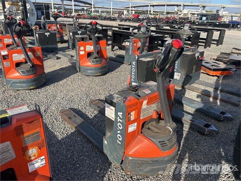 Toyota 8HBW23 Hand pallet truck