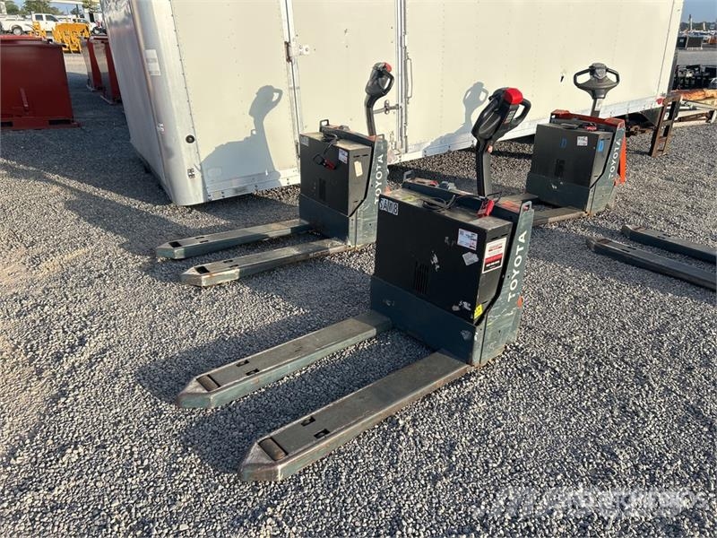Toyota 8HBW23 Hand pallet truck