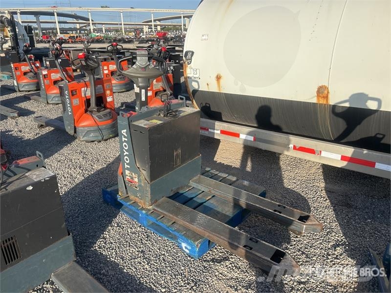 Toyota 8HBW23 Hand pallet truck