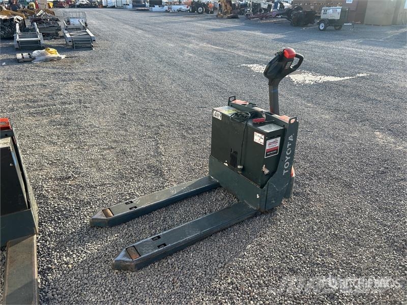 Toyota 8HBW23 Hand pallet truck