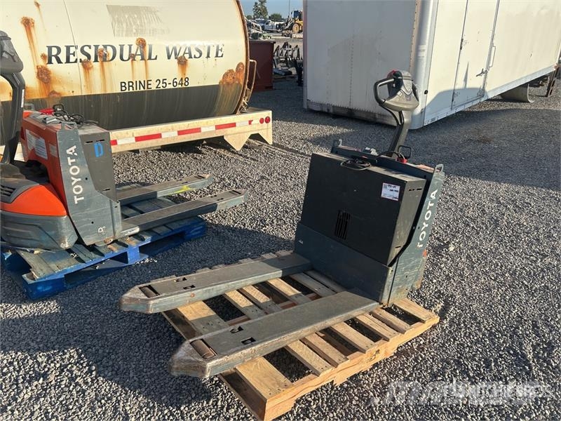 Toyota 8HBW23 Hand pallet truck