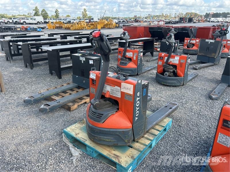 Toyota 8HBW23 Hand pallet truck