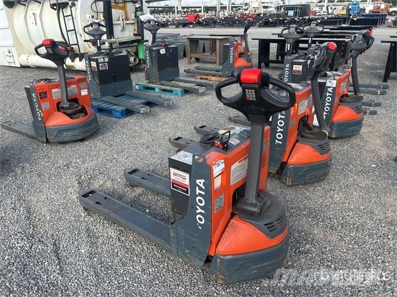 Toyota 8HBW23 Hand pallet truck