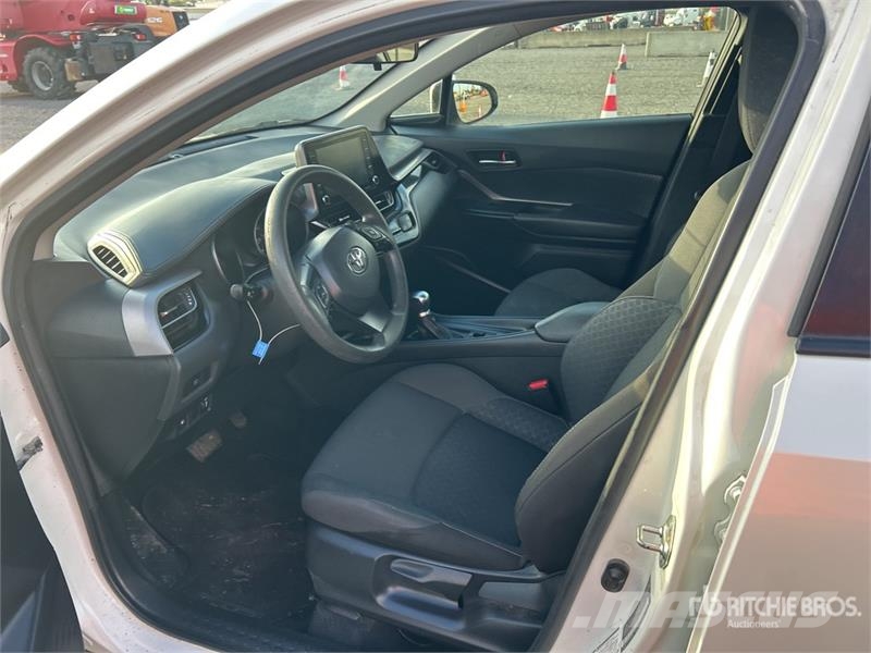 Toyota C-HR LE 2WD SUV 자동차