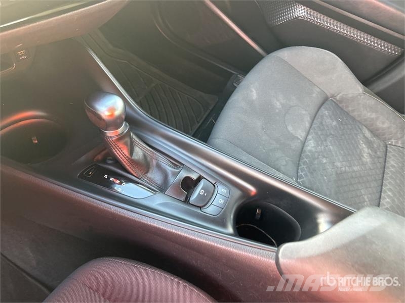 Toyota C-HR LE 2WD SUV 자동차