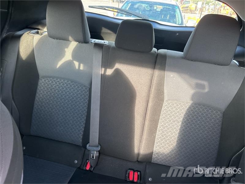 Toyota C-HR LE 2WD SUV 자동차