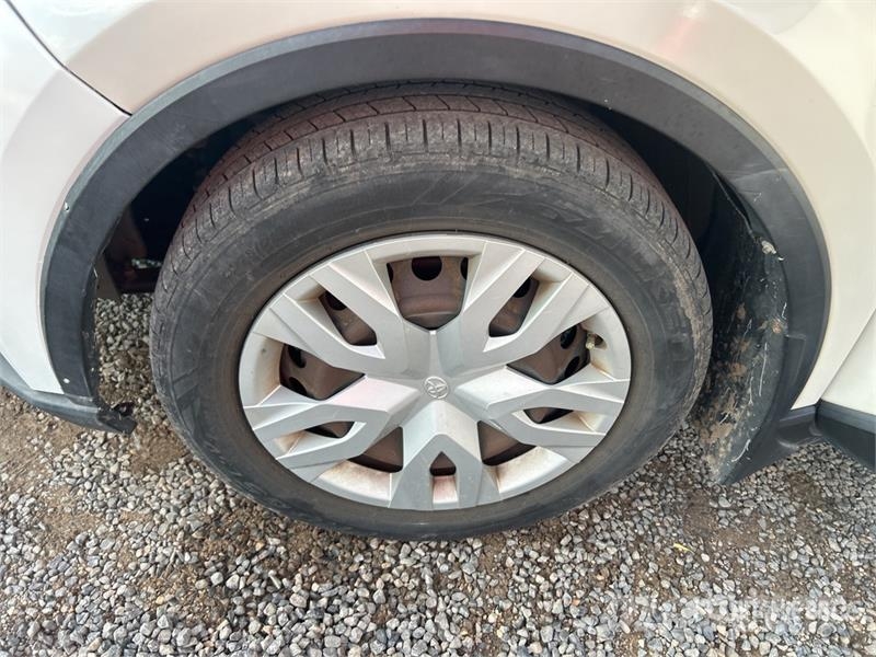 Toyota C-HR LE 2WD SUV 자동차