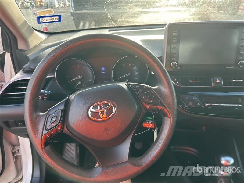 Toyota C-HR LE 2WD SUV 자동차
