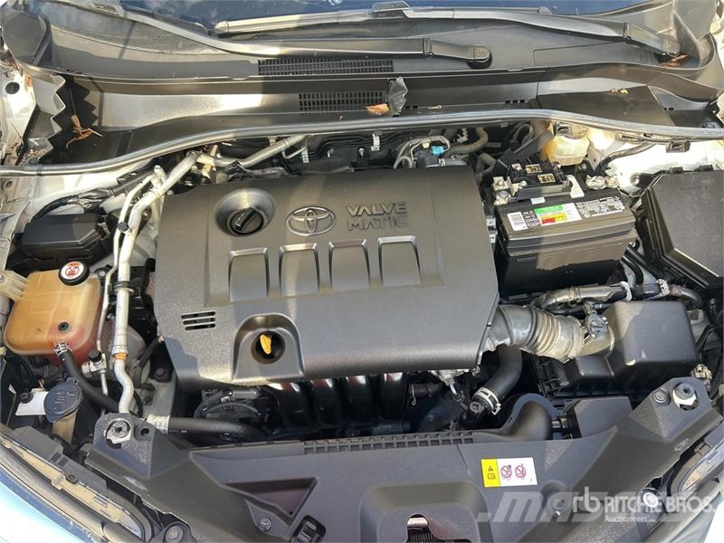 Toyota C-HR LE 2WD SUV 자동차