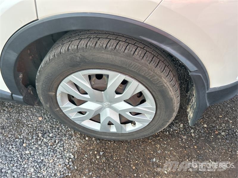 Toyota C-HR LE 2WD SUV 자동차