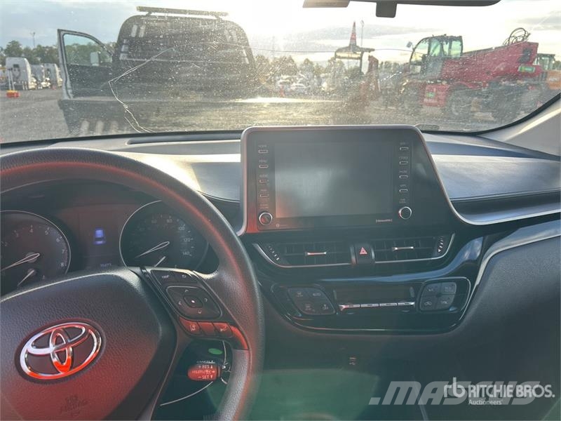 Toyota C-HR LE 2WD SUV 자동차