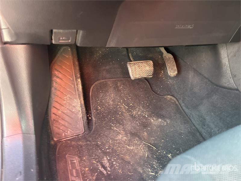 Toyota C-HR LE 2WD SUV 자동차