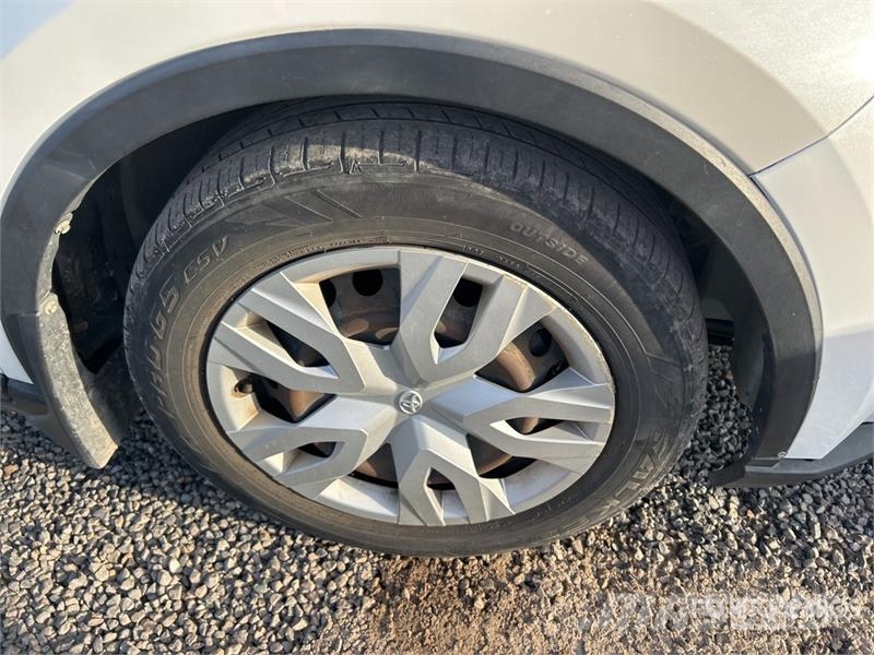 Toyota C-HR LE 2WD SUV 자동차