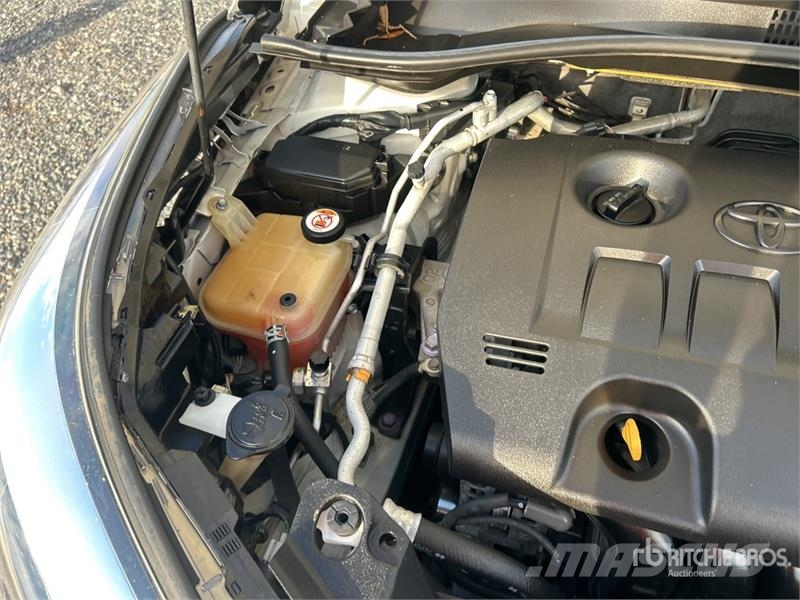 Toyota C-HR LE 2WD SUV 자동차