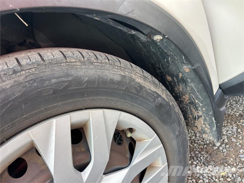 Toyota C-HR LE 2WD SUV 자동차