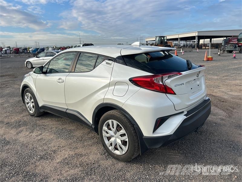 Toyota C-HR LE 2WD SUV 자동차