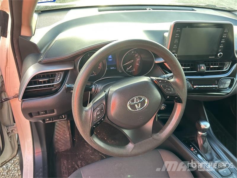 Toyota C-HR LE 2WD SUV 자동차