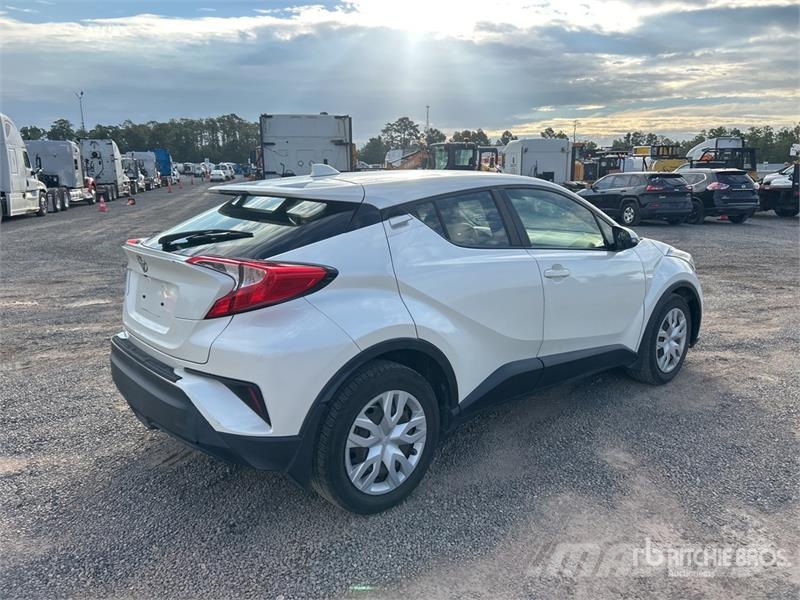 Toyota C-HR LE 2WD SUV 자동차