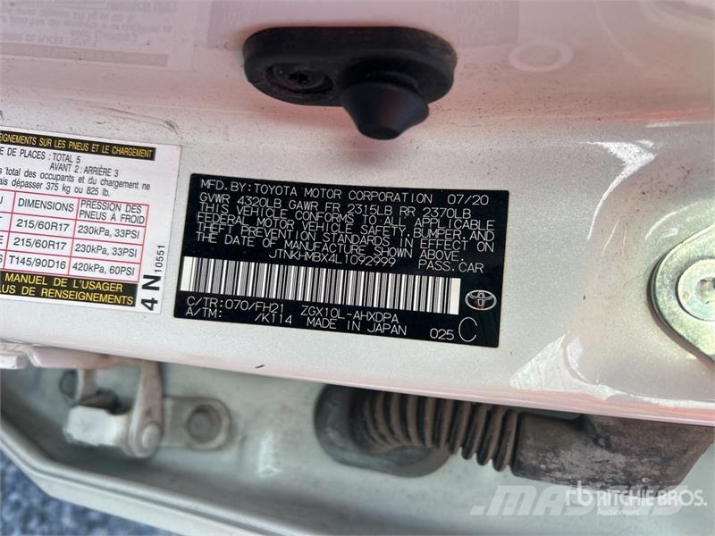 Toyota C-HR LE 2WD SUV 자동차
