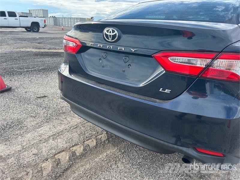 Toyota Camry LE Lengvieji automobiliai
