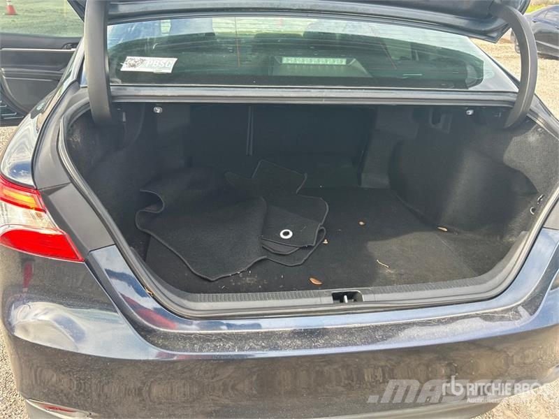 Toyota Camry LE Lengvieji automobiliai