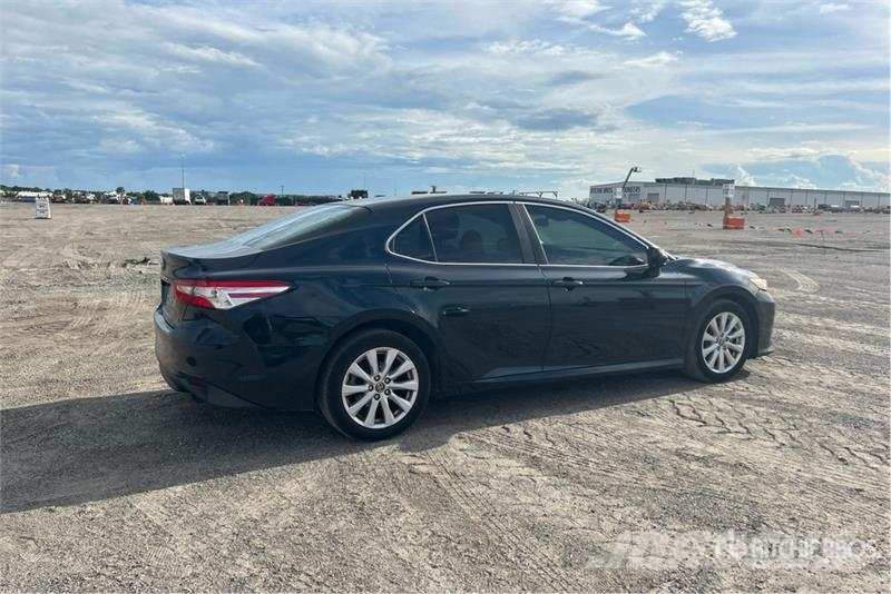 Toyota Camry LE Lengvieji automobiliai