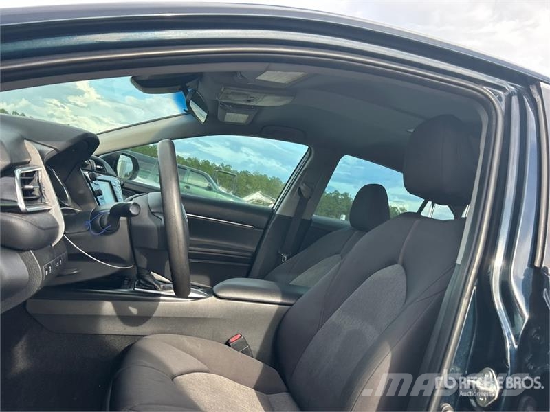 Toyota Camry LE Lengvieji automobiliai