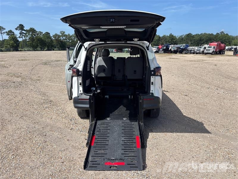 Toyota Sienna Hybrid Minivan Auto