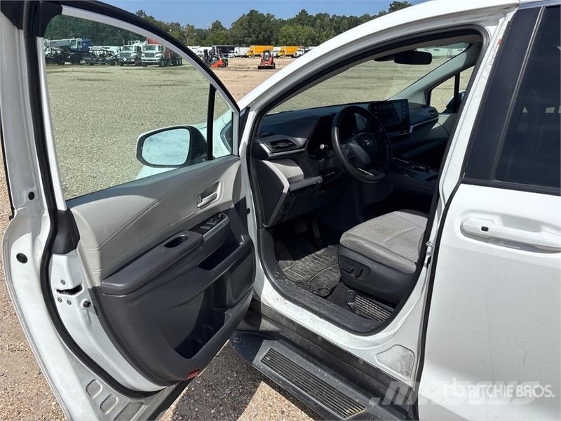 Toyota Sienna Hybrid Minivan Auto