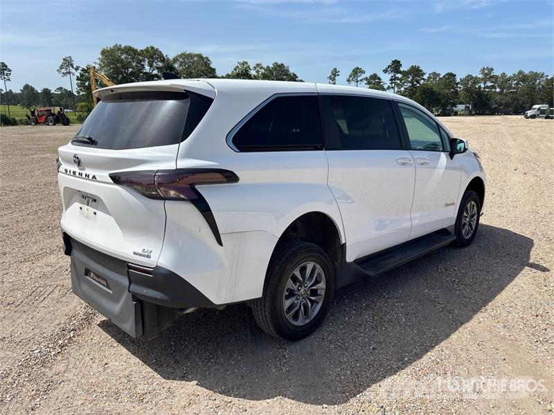Toyota Sienna Hybrid Minivan Auto