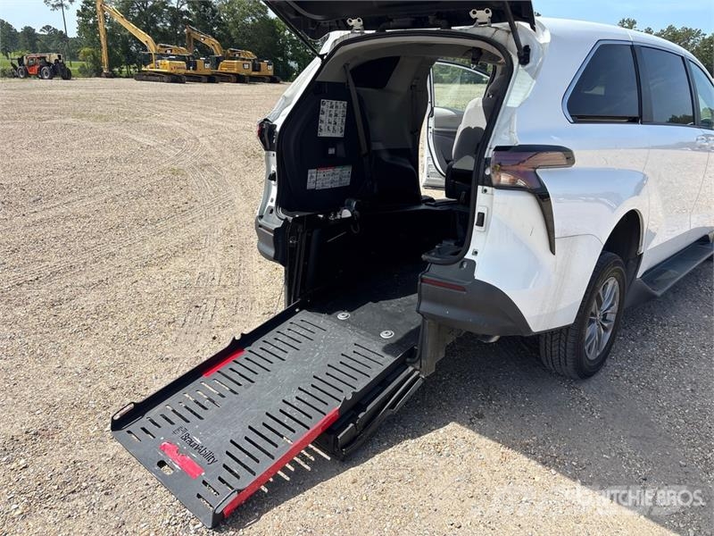 Toyota Sienna Hybrid Minivan Auto