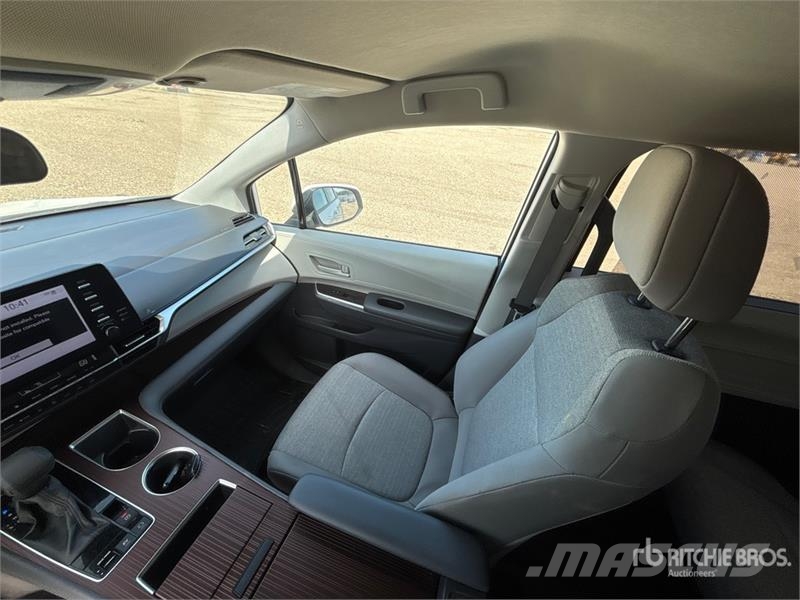 Toyota Sienna Hybrid Minivan Auto