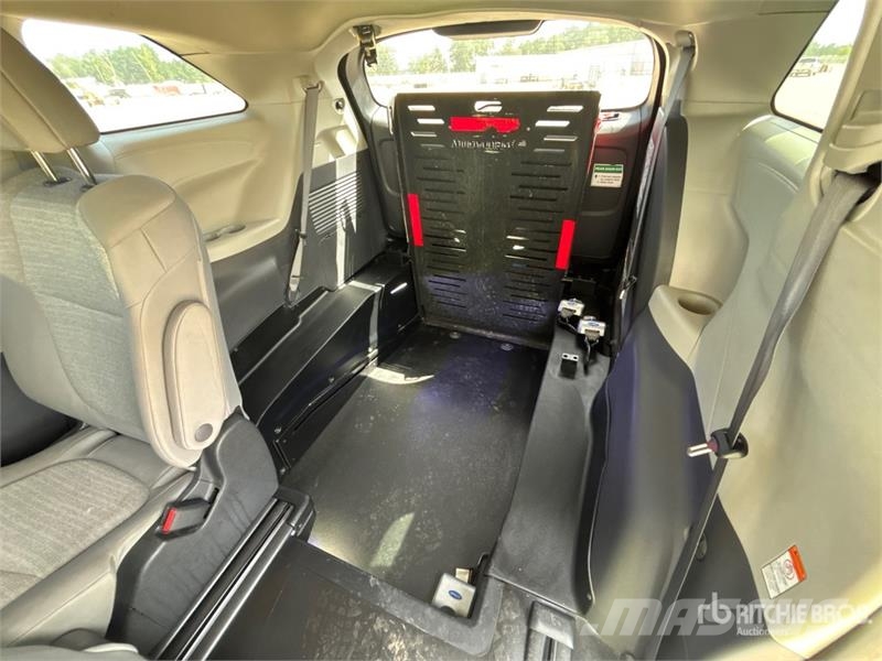 Toyota Sienna Hybrid Minivan Auto