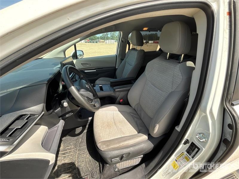 Toyota Sienna Hybrid Minivan Auto