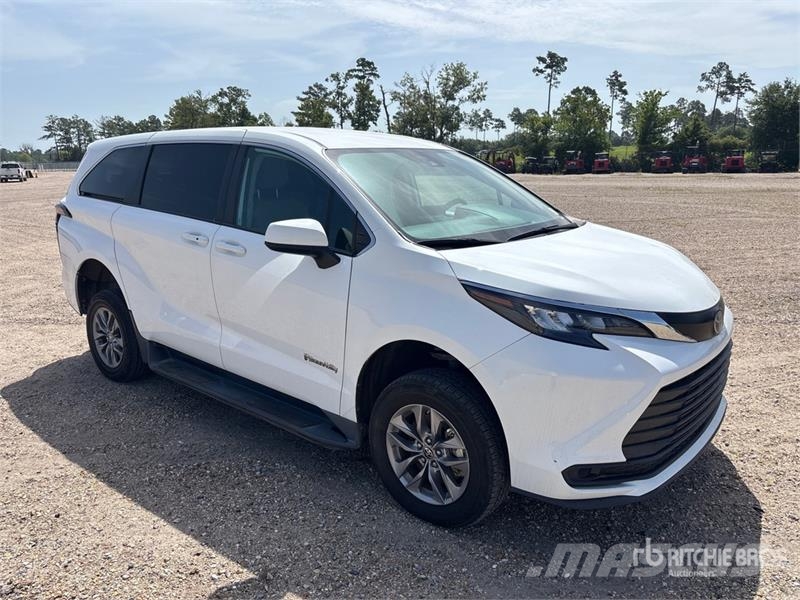 Toyota Sienna Hybrid Minivan Auto