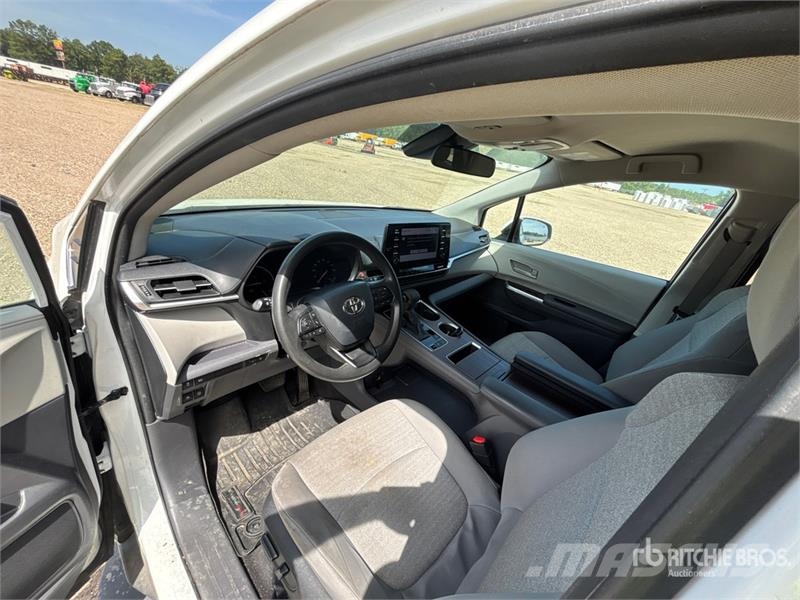 Toyota Sienna Hybrid Minivan Auto