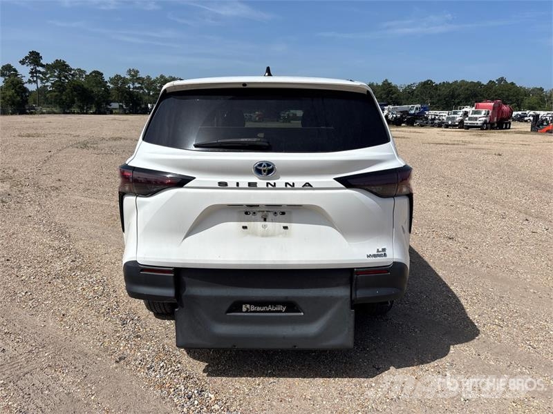 Toyota Sienna Hybrid Minivan Auto