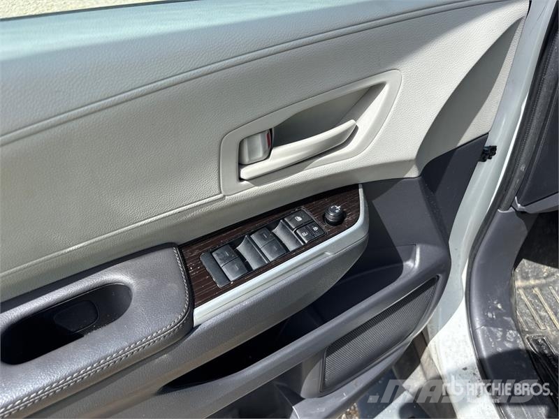 Toyota Sienna Hybrid Minivan Auto