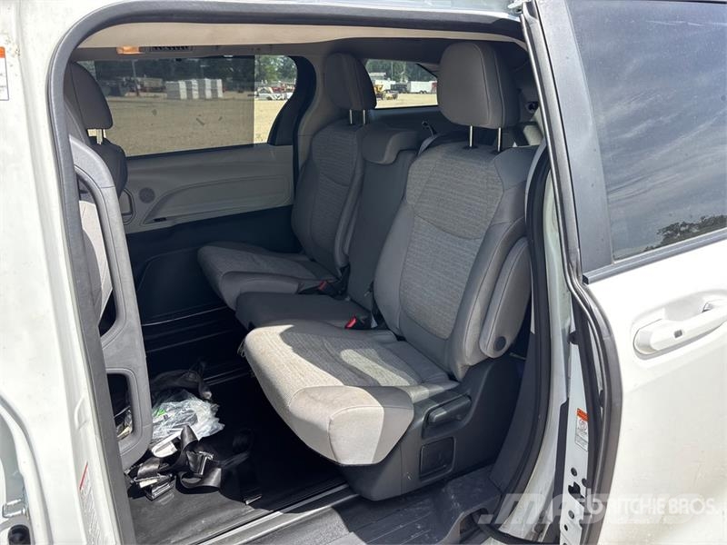 Toyota Sienna Hybrid Minivan Auto