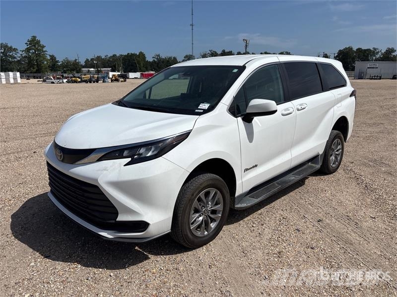 Toyota Sienna Hybrid Minivan Auto