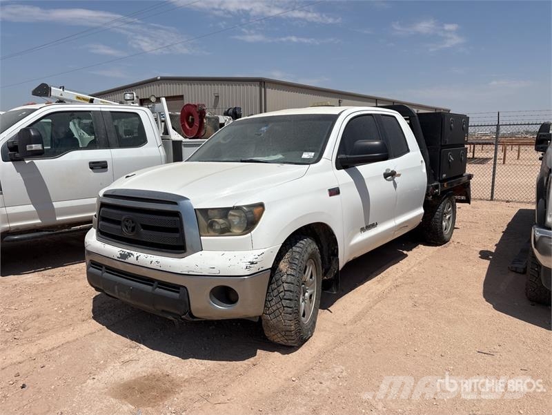 Toyota Tundra 4x4 Crew Cab Flatbed Truck (Inoperable) Camiones plataforma