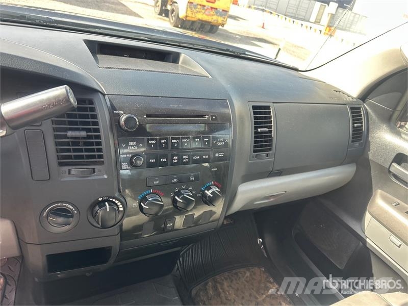 Toyota Tundra 4x4 Crew Cab Pickup Ostalo