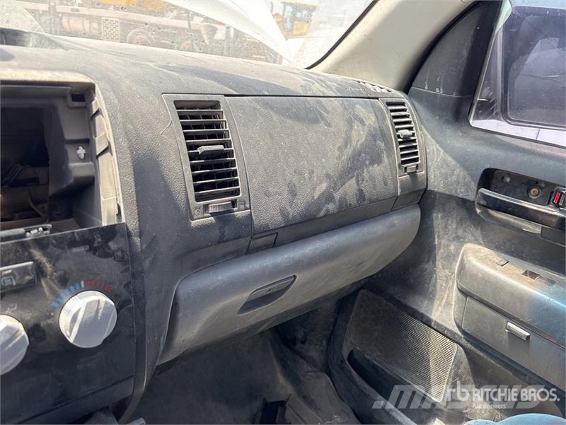 Toyota Tundra 4x4 Crew Cab Flatbed Truck (Inoperable) Camiones plataforma