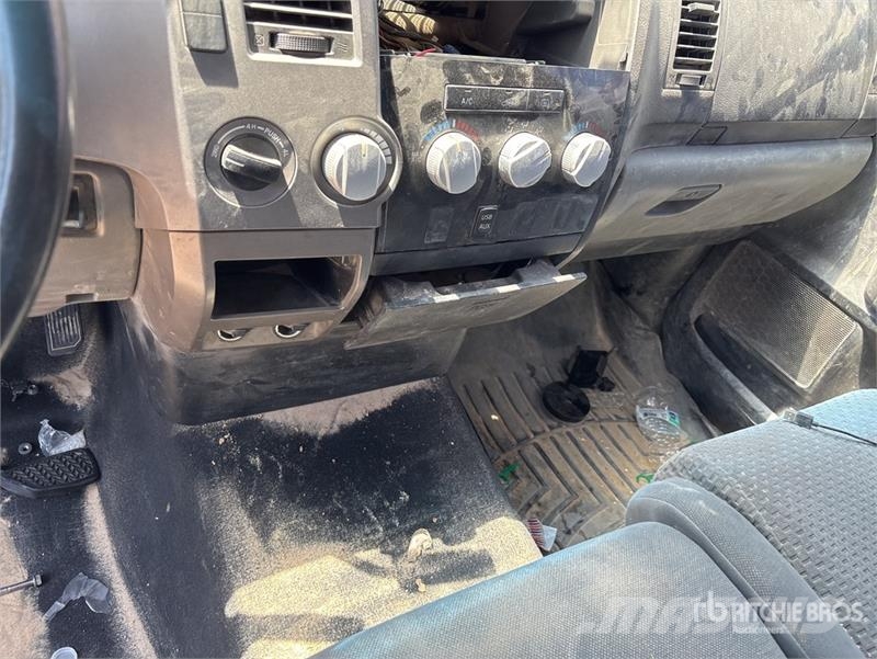 Toyota Tundra 4x4 Crew Cab Flatbed Truck (Inoperable) Camiones plataforma