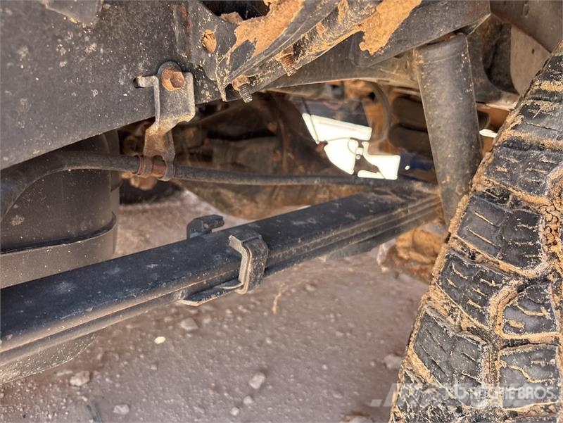 Toyota Tundra 4x4 Crew Cab Flatbed Truck (Inoperable) Camiones plataforma