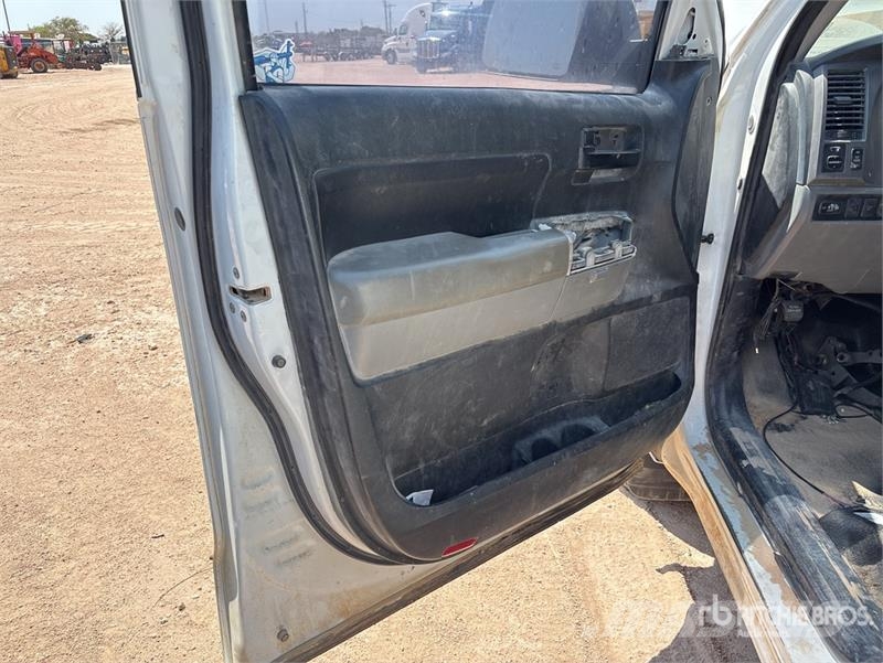 Toyota Tundra 4x4 Crew Cab Flatbed Truck (Inoperable) Camiones plataforma