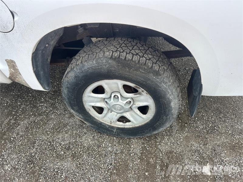 Toyota Tundra 4x4 Crew Cab Pickup Andere Transporter