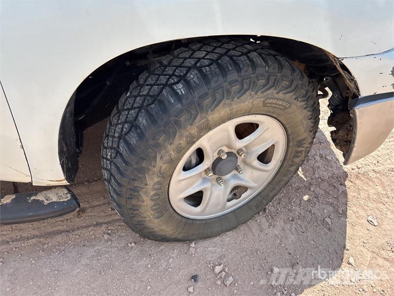 Toyota Tundra 4x4 Crew Cab Flatbed Truck (Inoperable) Camiones plataforma